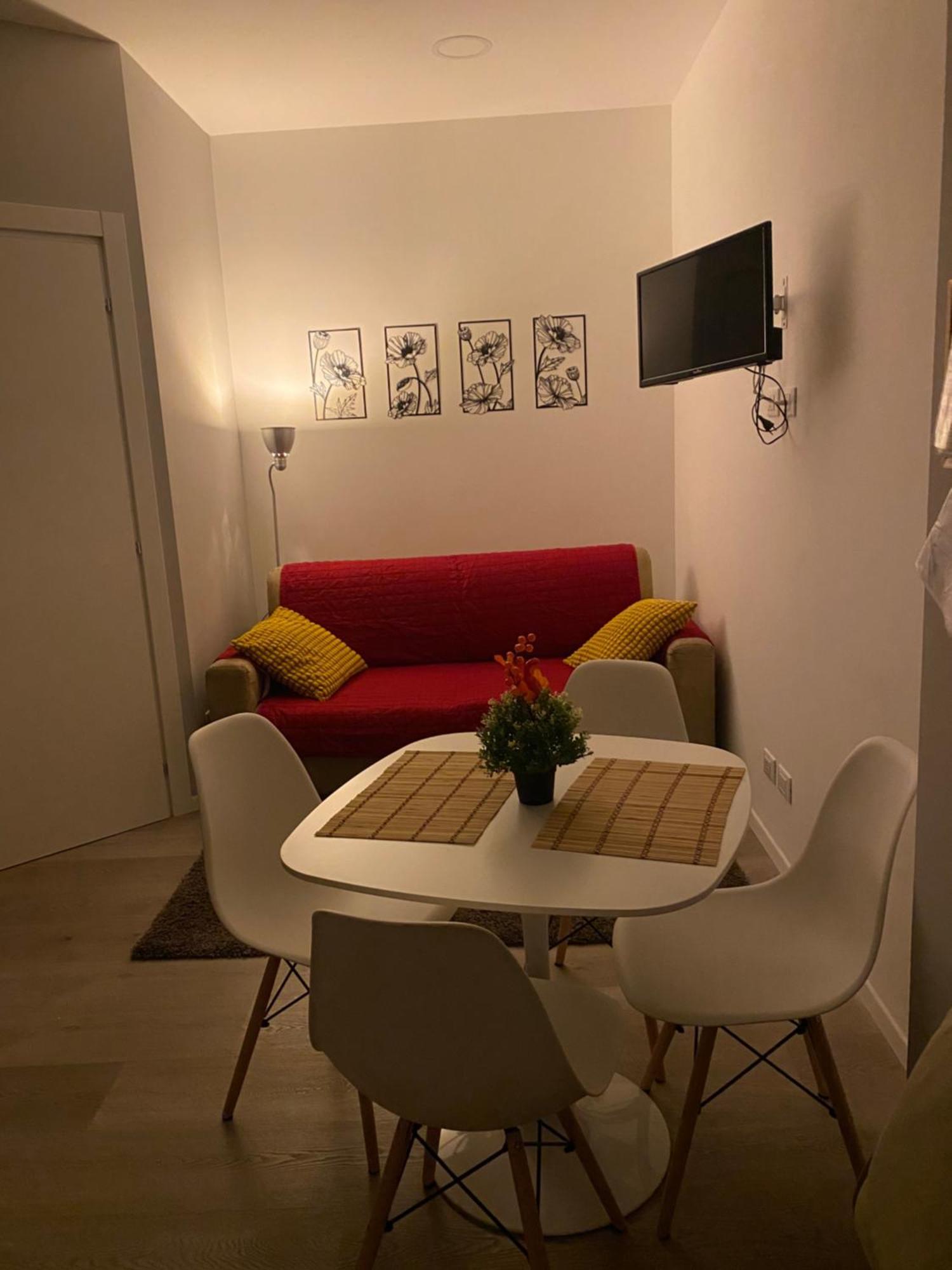 Onlyroomsrho Esterno foto